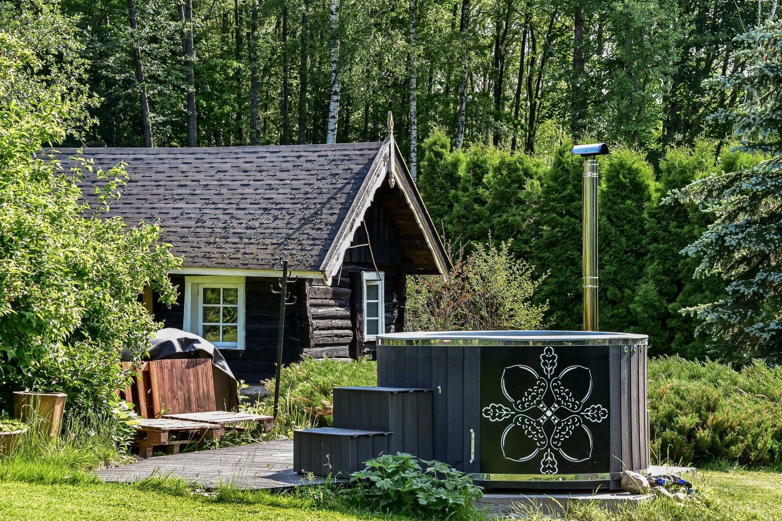 Juodas malkomis kaitinamas kubilas su keturių gilių ornamentu