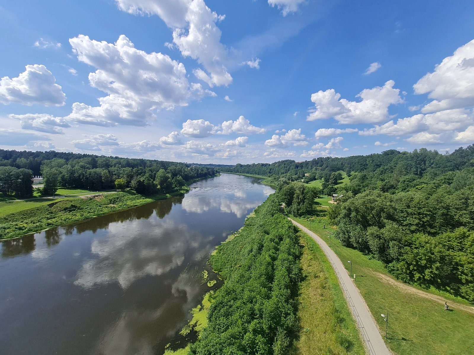 Verknės upė iš aukštai, miškingi krantai